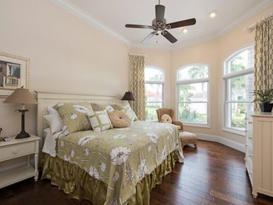 Posh Location in Upscale Naples